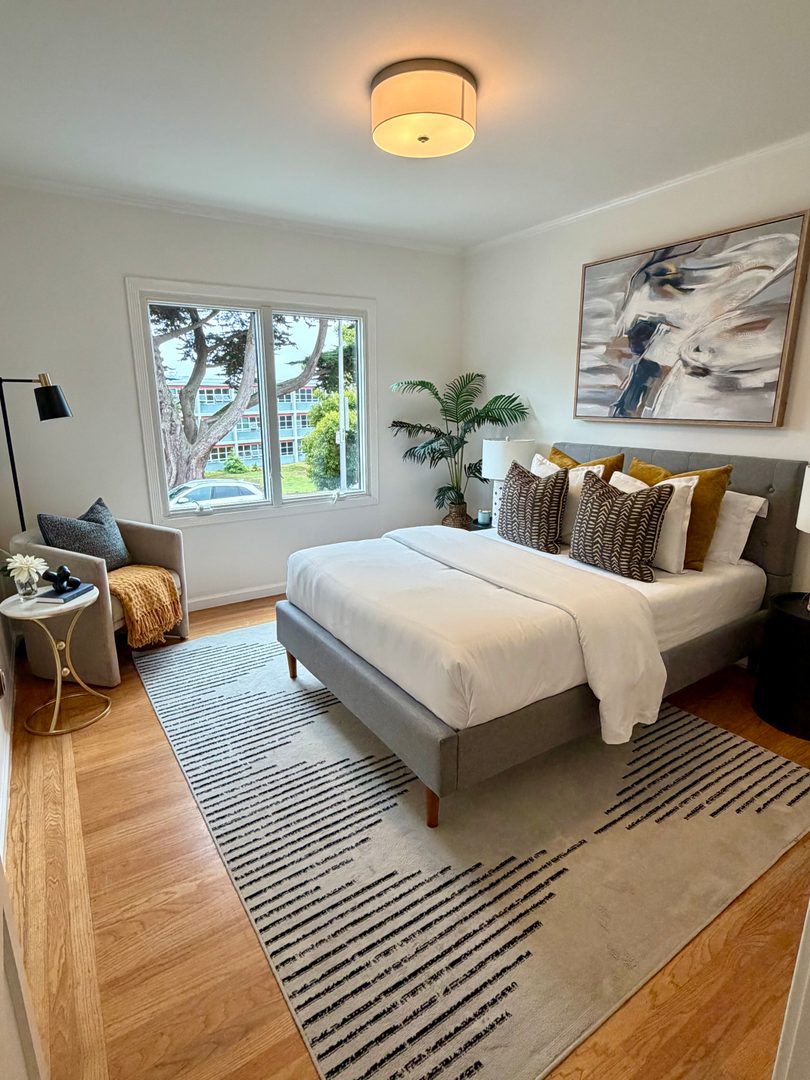 Beautiful fully detached single family home close to shopping, entertainment, schools and easy access to public transportation and 280 & 101 freeways.