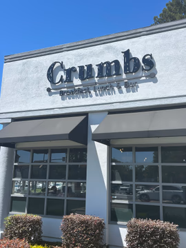 Good food, chill vibe, and that orange mimosa? Dangerous😊 Crumbs is one of my favorite go-to brunch spots!