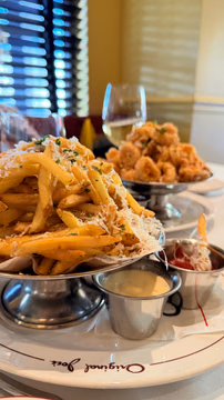 Visiting San Francisco and not sure where to eat? Save Original Joe’s in North Beach. It’s one of my go-to spots when I’m in the city, and yes, get the fries. 🍟 Spicy rigatoni is always a must! 