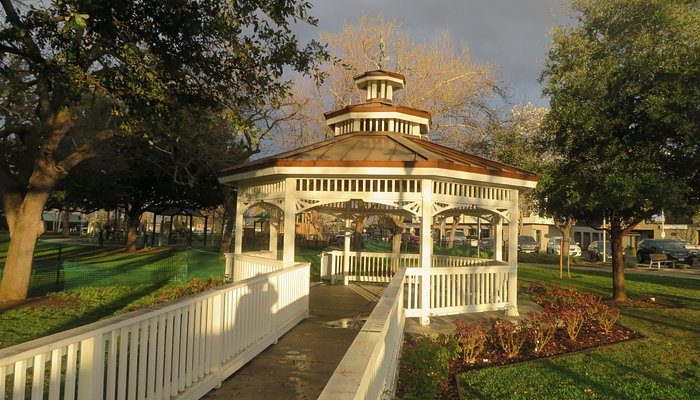 Real Estate Insights: Exploring Brentwood’s Parks, Shopping, Schools, and Lifestyle